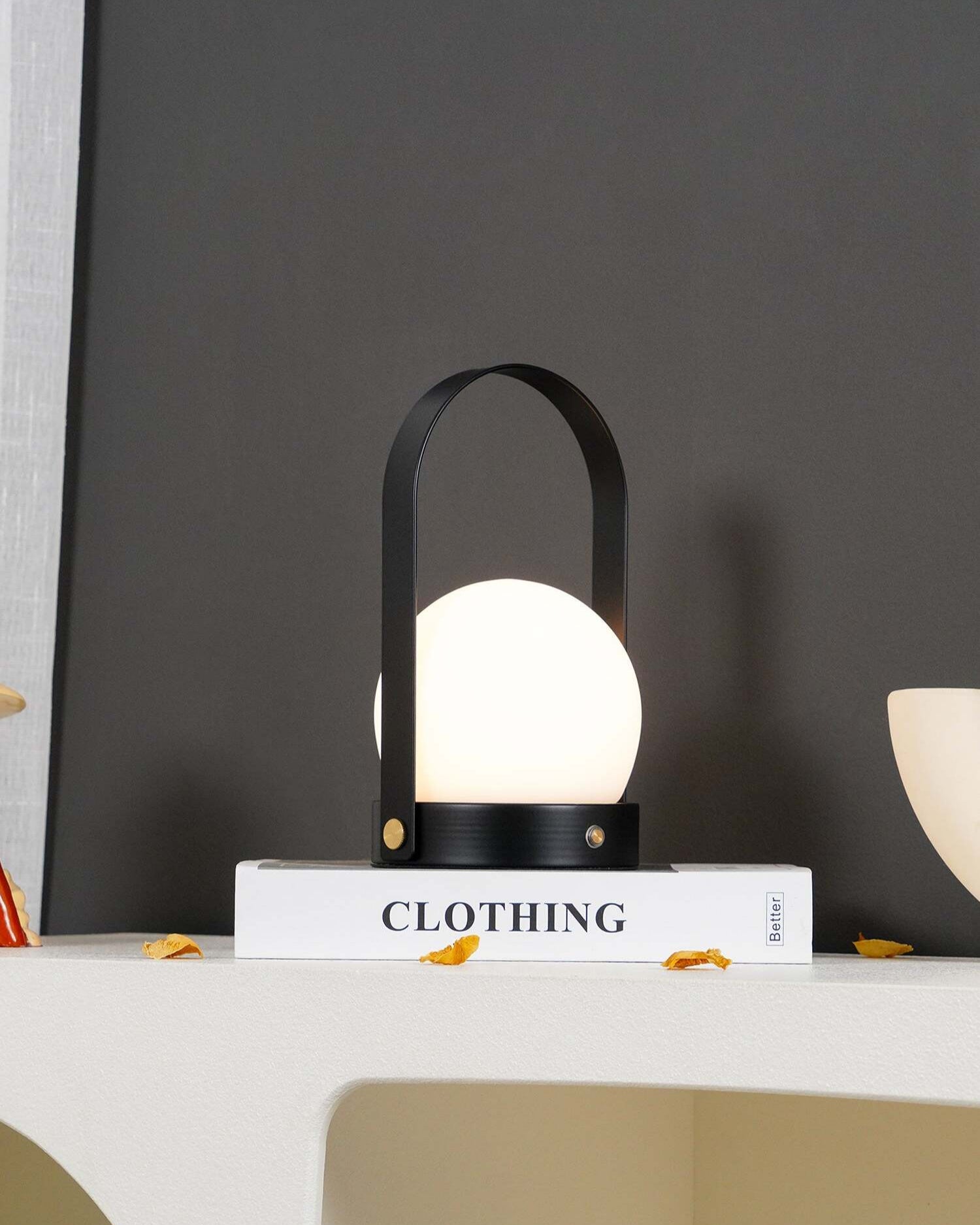 Kaasaskantav lamp Fio - must