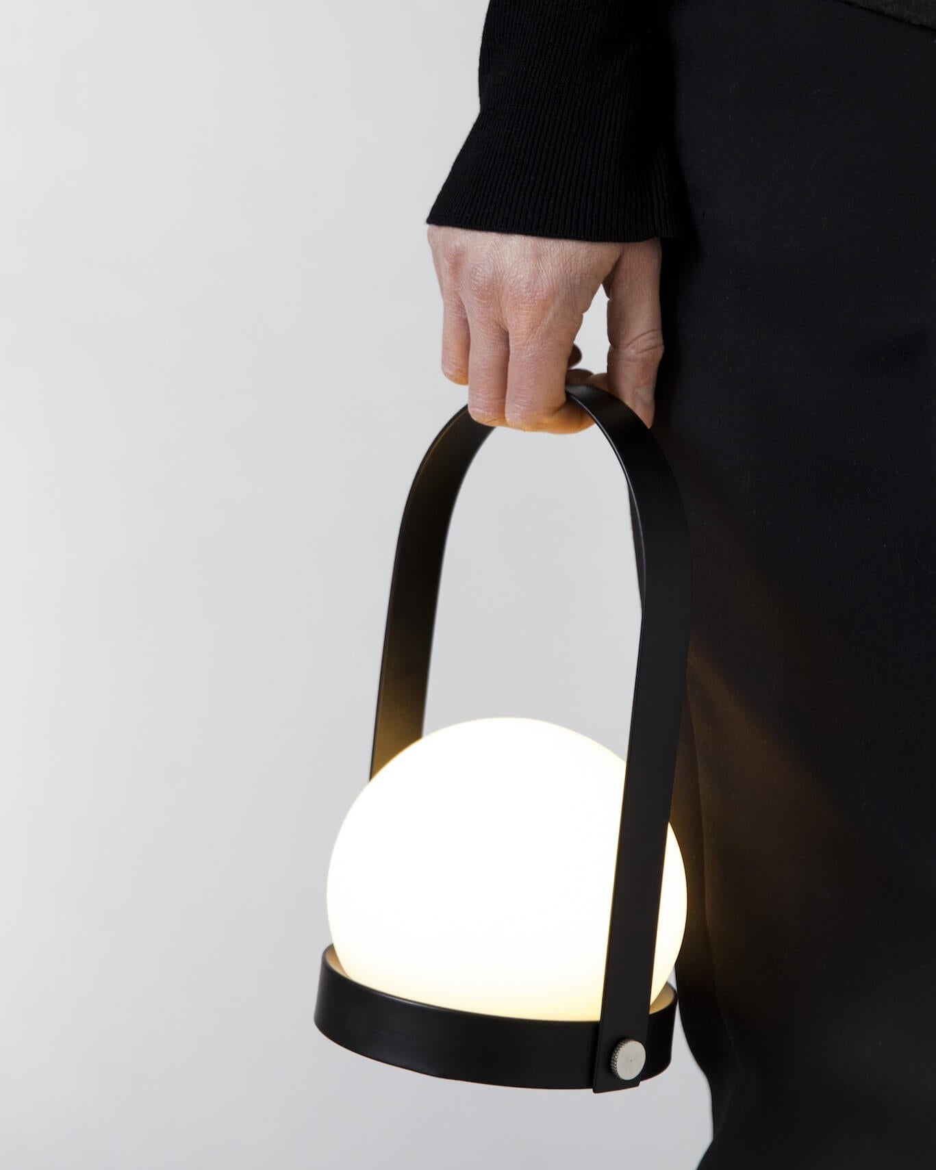 Kaasaskantav lamp Fio - must